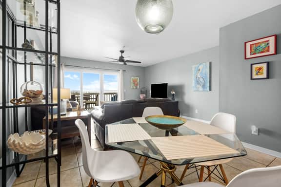 Waterfront Townhouse with Pool, Beach and Kayaks - Image 5