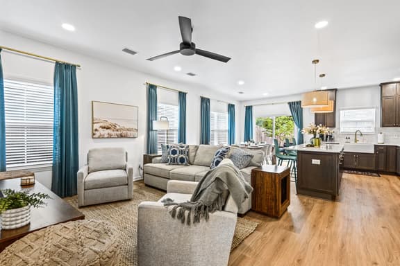 Modern Townhouse Near Dwntwn, 8 min to PNS-Beach - Image 1