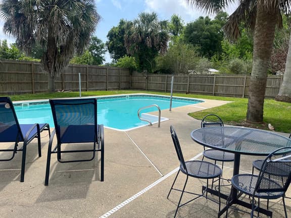 Family Getaway w-Pool, Park & Near Beaches - Image 1
